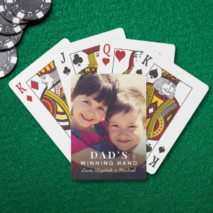 Foto von Dads Gewinn-Hand beim Kartenspielen Spielkarten