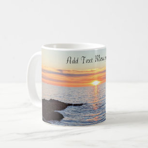 Foto von Goldenem Sonnenuntergang am blauen Ozean Kaffeetasse