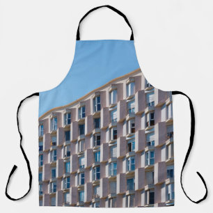FOTO VON GRAUEM BETONGEBÄUDE AUS NIEDRIGER PERSPEK SCHÜRZE