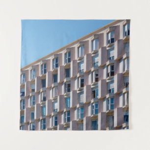 FOTO VON GRAUEM BETONGEBÄUDE AUS NIEDRIGER PERSPEK WANDTEPPICH