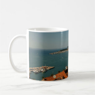 FOTO VON HÄUSERN MIT BRAUNEM DACH KAFFEETASSE