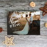 Foto von Liebe, Hoffnung und von Hand geworfener G Feiertagskarte<br><div class="desc">Diese Urlaubskarte enthält die Worte "Glaube,  Hoffnung & Liebe",  die auf einem Foto mit voller Blutung geschrieben werden. Die Vorderseite hat Platz für Ihren Namen und das Jahr,  während die Rückseite Platz für ein weiteres Foto sowie einen kurzen Gruß hat.</div>
