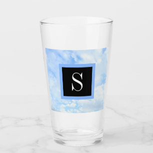 Foto von Light Blue Cloudy Sky mit Single Initial Glas