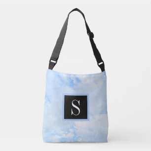 Foto von Light Blue Cloudy Sky mit Single Initial Tragetaschen Mit Langen Trägern