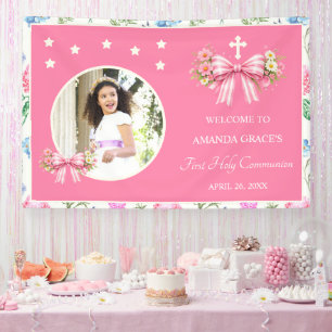 Foto von Mädchen bei der Erstkommunion mit rosa Wi Banner