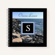 Foto von Meereswellen und Felsen, erste schwarze R