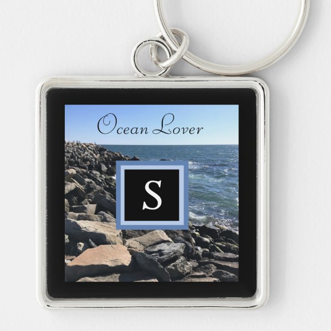 Foto von Meereswellen und Felsen, erste schwarze R Schlüsselanhänger (Vorne)
