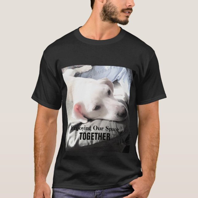 Foto von Niedlichem Lazy White Dog Potato mit Vate T-Shirt (Vorderseite)