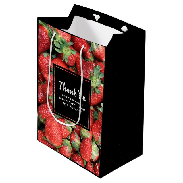 Foto von Red Juicy Strawberries Business Vielen Da Mittlere Geschenktüte (Vorderseite Schrägansicht)