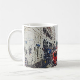 FOTO VON ROTEM BUS AUF DER STRASSE VOM FENSTER KAFFEETASSE