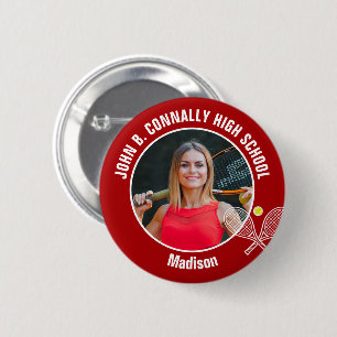 Foto von rotem Tennisspieler mit High-School-Geist Button