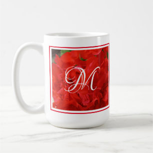 Foto von schöner, leuchtend roter Geranie Blumen Kaffeetasse