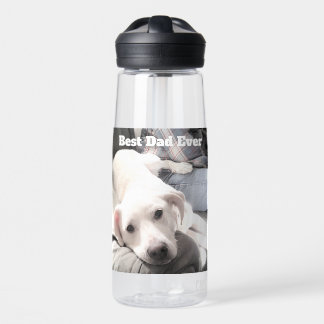 Foto von süßem weißen Hund, der mit dem Vater abhä Trinkflasche