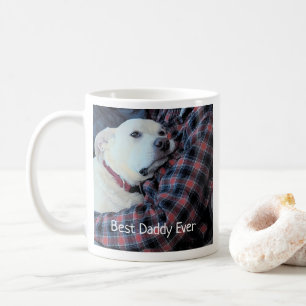 Foto von süßem weißen Hund mit Papa zum Valentinst Kaffeetasse