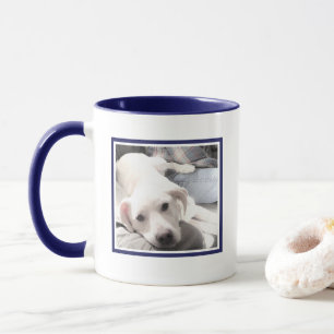 Foto von süßem Welpen zusammen mit Papa Tasse