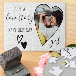 Foto Vorschlag Liebe Story Say Yes Puzzle<br><div class="desc">Heiratsvorschlag in Form eines Puzzles mit romantischem herzenförmigen Foto. Es ist mit "es ist eine Liebe-Story, Baby sagen nur ja" in elegantem Skript und mit Liebe Herzen dekoriert. Perfekter Prop und Sake für Ihr Heiratsangebot und Ihre Verlobung Ankündigung. Design ist in Schwarz und Weiß, aber Sie sind willkommen, die Farben...</div>