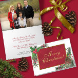 Foto "Watercolor Holly & Pine" Feiertagskarte<br><div class="desc">Diese schöne Weihnachtskarte ist sowohl traditionell als auch wunderschön. Die Vorderseite ist mit einem handgemalten Aquarell-Design mit heiligen Blätter & Beeren sowie Kiefernästen und Pinecones ausgestattet. Der Text lautet "Frohe Weihnachten" in extravaganter goldener Schrift auf einem marmorierten, rot geprägten Hintergrund, umgeben von einem goldenen Rahmen aus Imitaten. Im Inneren ist...</div>