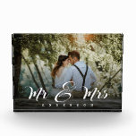 Foto Wedding Keepake<br><div class="desc">Modernes Foto-Block mit Ihrem bevorzugten Foto als neues MR. und Frau Design mit einem horizontalen Foto und Kalligraphie-Skript in Weiß '' MR & MRS '' Personalisieren Sie mit Ihrem zweiten Namen.</div>