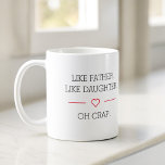 Foto wie Vater wie Tochter Kaffeetasse<br><div class="desc">Feiern Sie die besondere Bindung zwischen Vater und Kind mit unserer herzerwärmenden Tasse "Wie Vater wie Tochter oder Sohn". Dieser personalisierte Schlamm erfasst das Wesen der einzigartigen Verbindung, die ein Vater mit seinem Kind verbindet, und macht ihn zum perfekten Geschenk für den Vatertag, Geburtstage oder jeden Anlass. Diese liebevoll gestaltete...</div>