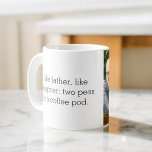 Foto wie Vater wie Tochter oder Sohn Kaffeetasse<br><div class="desc">Feiern Sie die besondere Bindung zwischen Vater und Kind mit unserer herzerwärmenden Tasse "Wie Vater wie Tochter oder Sohn". Dieser personalisierte Schlamm erfasst das Wesen der einzigartigen Verbindung, die ein Vater mit seinem Kind verbindet, und macht ihn zum perfekten Geschenk für den Vatertag, Geburtstage oder jeden Anlass. Diese liebevoll gestaltete...</div>