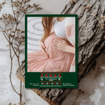 Foto Wir erwarten Schwangerschaftsankündigung Feiertagskarte<br><div class="desc">Teilen Sie Ihre Freude mit einer Touch festlichen Charmes mit unserer Foto Christmas Pregnancy Announcement. Diese reizvolle Karte verfügt über ein persönliches Foto, schön gerahmt, um Ihre wachsende Familie zu präsentieren. Das Design umfasst festliche Elemente wie Weihnachtsbäume, Schneeflocken oder Urlaubserlebnisse sowie eine herzliche Botschaft, die Ihre spannenden Neuigkeiten enthüllt. Diese...</div>