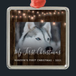 Foto Wood and Light Pet's First Christmas Ornament Aus Metall<br><div class="desc">Foto Wood and Lights Pet's First Christmas Metal Ornament - Unser rustikaler Holzschmuck zeigt das Foto Ihres Haustieres, mit funkelnden Streichellichtern, die über dem Kopf hängen und dem Wort "Mein erstes Weihnachten" in hübscher Schrift. Der gesamte Text ist vollständig editierbar. Was für ein wunderbarer, besonderer Schmuck für Ihren Weihnachtsbaum. Auch...</div>