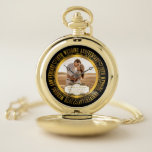 Foto zum 20. Geburtstag Taschenuhr<br><div class="desc">Der zwanzigste Hochzeitstag ist ein Meilenstein in jeder Beziehung, die es verdient, gefeiert zu werden, und was besser als mit einem Keepsake, der in der Runde die Worte "20. Heiratsjubiläum" enthält und Platz im Zentrum bietet, damit Sie Ihr Foto, Ihre Namen, Ihre Hochzeit und Ihre Jubiläumsdaten personalisieren können. Erstellt von...</div>