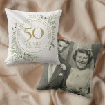 Foto zum 50. Jubiläum Kissen<br><div class="desc">Dieses elegante Botanische Kissen zum 50. Geburtstag mit zarten, sanften Aquarellgärten personalisiert mit Jubiläumsinformationen in edlem Goldtext und dem besonderen Foto auf der Rückseite. Entwickelt von Thisisnotme©</div>