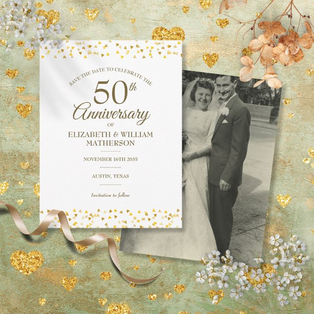 Foto zum 50. Jubiläum Save the Date Goldene Herzen Ankündigungspostkarte (50th Anniversary Photo Golden Hearts Save the Date Announcement Postcard)