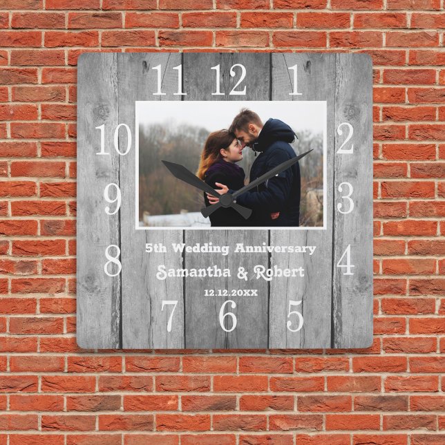 Foto zum 5-jährigen Jubiläum von Grauholz Quadratische Wanduhr (Distressed Gray Wood 5 Year Anniversary Photo Square Wall Clock)