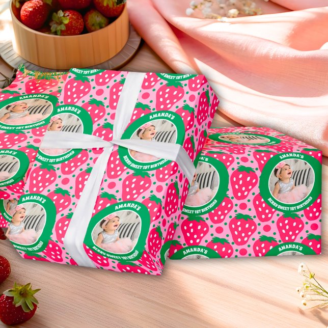 Foto zum ersten Geburtstag mit Erdbeeren Geschenkpapier (Von Creator hochgeladen)