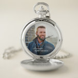 Foto zum Geburtstag - Benutzerdefinierte Pocket-Uh Taschenuhr<br><div class="desc">Foto Keepake Custom Pocket Watch ist eine Uhr,  die Sie selbst nachstellen können. Ersetzen Sie das Foto durch Ihre oder geben Sie dieser besonderen Person in Ihrem Leben. Personalisieren Sie es mit Ihren Informationen.</div>