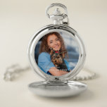 Foto zum Geburtstag - Benutzerdefinierte Pocket-Uh Taschenuhr<br><div class="desc">Foto Keepake Custom Pocket Watch ist eine Uhr,  die Sie selbst nachstellen können. Ersetzen Sie das Foto durch Ihre oder geben Sie dieser besonderen Person in Ihrem Leben. Personalisieren Sie es mit Ihren Informationen.</div>