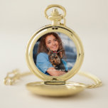 Foto zum Geburtstag - Benutzerdefinierte Pocket-Uh Taschenuhr<br><div class="desc">Foto Keepake Custom Pocket Watch ist eine Uhr,  die Sie selbst nachstellen können. Ersetzen Sie das Foto durch Ihre oder geben Sie dieser besonderen Person in Ihrem Leben. Personalisieren Sie es mit Ihren Informationen.</div>