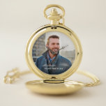 Foto zum Geburtstag Taschenuhr<br><div class="desc">Foto Keepake Custom Pocket Watch ist eine Uhr,  die Sie selbst nachstellen können. Ersetzen Sie das Foto durch Ihre oder geben Sie dieser besonderen Person in Ihrem Leben. Personalisieren Sie es mit Ihren Informationen.</div>