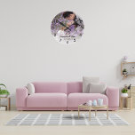 Foto zum Hochzeitstag Runde Wanduhr<br><div class="desc">Personalisieren und hinzufügen Sie Ihr Foto,  verheirateten Jahre,  Namen und Datum. Mit einem weißen Overlay. Schwarzer Text.</div>