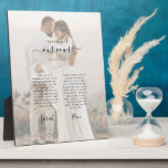 Foto zum Minimalistischen Hochzeitstag Fotoplatte<br><div class="desc">Der Hochzeitstag schwört, sich immer an Ihren besonderen Tag und Ihr Versprechen zu erinnern. Ideal für Jubiläumsgeschenk. Dieses moderne, elegante Hochzeitstag-Sake-Design besticht durch ein Schwarz-Weiß-Foto des Ehepaares, in dem "Our Vows" in eleganter handgeschriebener Typografie dargestellt ist. Personalisieren Sie diese Tafel mit Ihren Namen, Hochzeitstag und Ort, und verspricht für eine...</div>