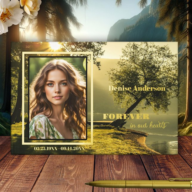 Foto zur Beerdigung der Natur Gästebuch (Memorial guest book featuring a custom photo framed by real gold foil on a green nature and trees)