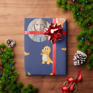 Fotobereite süße Dinos auf dunkelblau Geschenkpapier