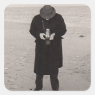Fotograf der 40er Jahre am Strand Quadratischer Aufkleber