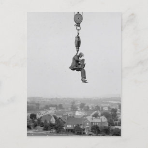 Fotograf mit Kamera vom Haken suspendiert Postkarte