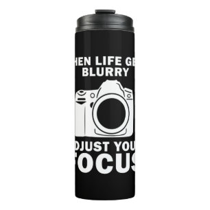 Fotograf passt Ihren Fokus an Thermosbecher