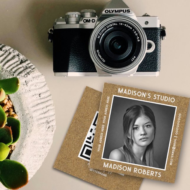 Fotograf QR Code Custom Foto Black kraft chic Quadratische Visitenkarte (Kraft background- business card for Photographer )