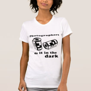 Fotografen tun es in der Dunkelheit T-Shirt