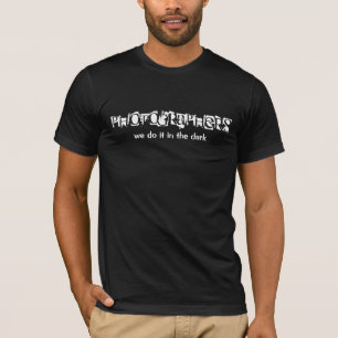 FOTOGRAFEN, tun wir es in der Dunkelheit T-Shirt