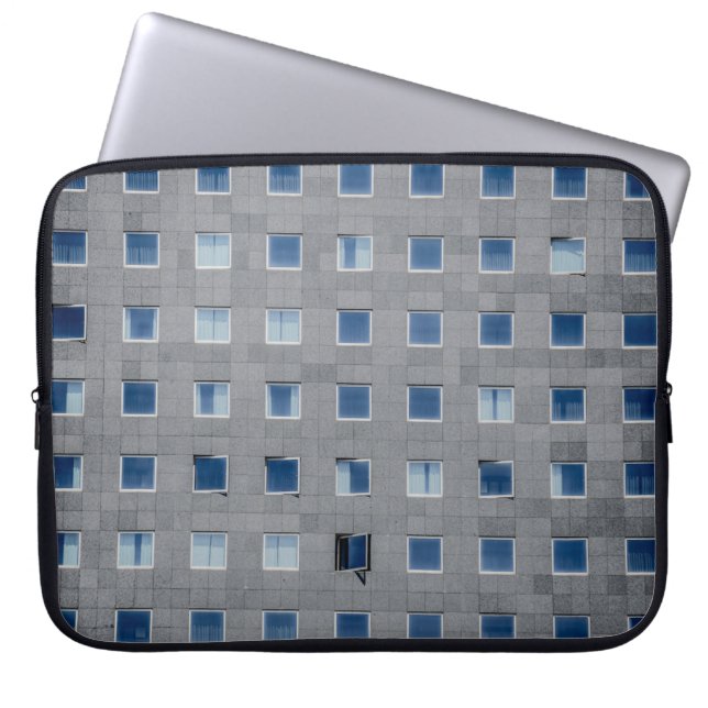 Fotografie aus grauem Gebäude Laptopschutzhülle (Vorderseite)