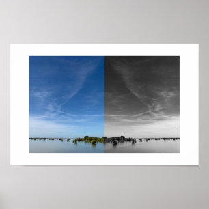Fotografie der Spiegelung des Himmels im Wasser  Poster