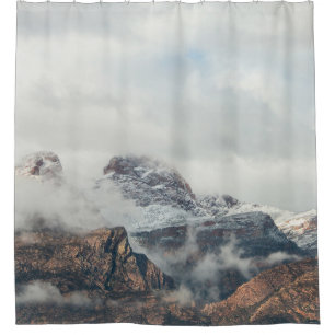 FOTOGRAFIE DES BERGSPEKTRUMS WÄHREND DES TAGES DUSCHVORHANG