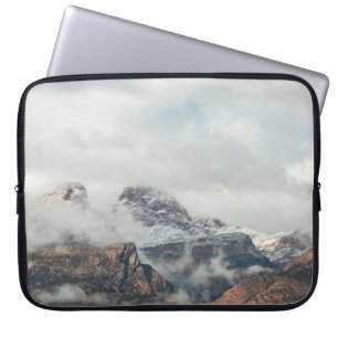 FOTOGRAFIE DES BERGSPEKTRUMS WÄHREND DES TAGES LAPTOPSCHUTZHÜLLE