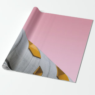 FOTOGRAFIE DES GRAUEN GEBÄUDE MIT GERINGEM WINKEL GESCHENKPAPIER